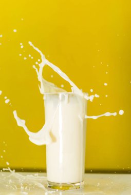 Bardakta süt patlaması