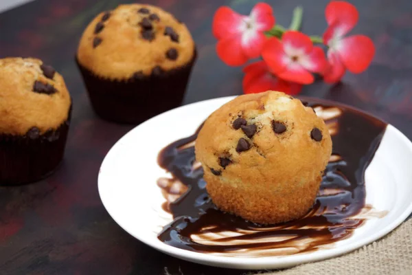 Muffins Een Bord Met Chocoladesaus — Stockfoto