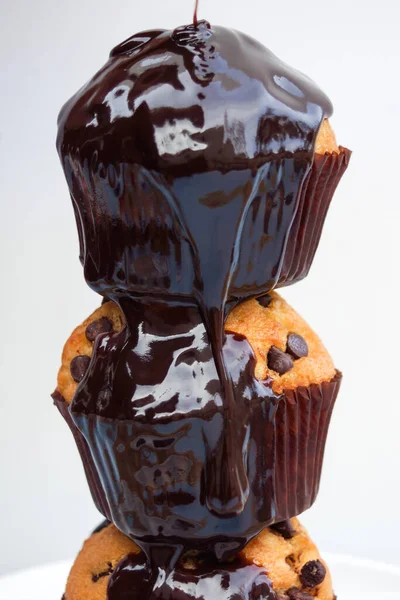 Cascata Chocolate Sobre Muffins — Fotografia de Stock