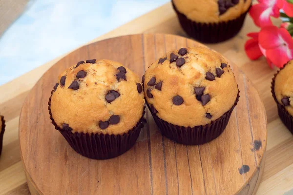 Deux Muffins Sur Une Planche Bois — Photo