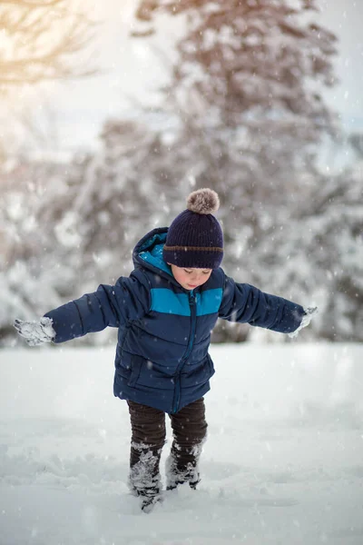 可爱可爱的男孩兴高采烈地与雪玩耍 — 图库照片