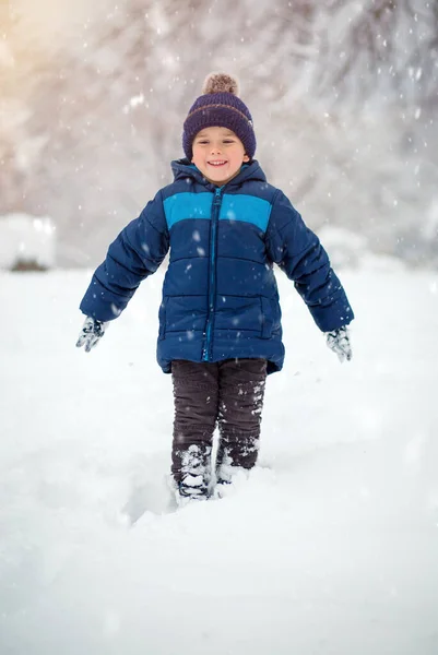 可爱可爱的男孩兴高采烈地与雪玩耍 — 图库照片