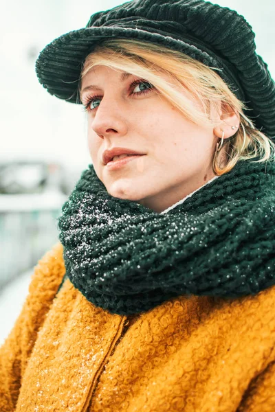Портрет Милой Блондинки Зимней Одежде Зимнее Время Мода — стоковое фото