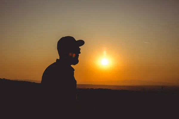 Silhouet Van Een Bebaarde Man Met Hoed Heuvel Bij Zonsondergang — Stockfoto