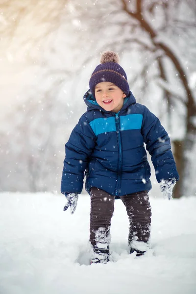 可爱可爱的男孩兴高采烈地与雪玩耍 — 图库照片