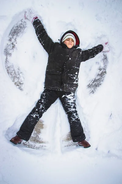 Lindo Chico Jugando Afuera Haciendo Una Estrella Nieve Tiempo Invierno — Foto de Stock