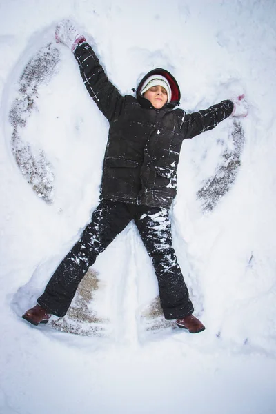 Söt Pojke Leker Utomhus Gör Stjärna Snö Vintertid Vinteraktivitet — Stockfoto