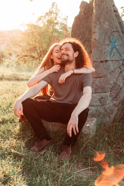 Hipster, casal romântico se divertindo no parque. Desfrutando do sol da tarde . — Fotografia de Stock