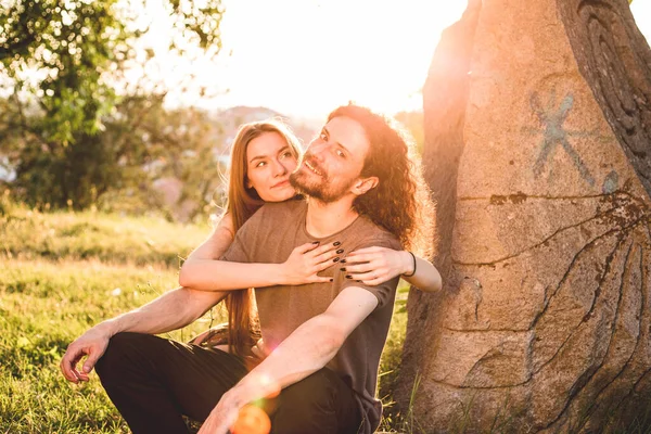 Hipster, casal romântico se divertindo no parque. Desfrutando do sol da tarde . — Fotografia de Stock