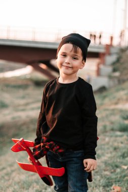 Çocuk parkta uçak oyuncağıyla oynuyor. Evrensel Çocuk Günü