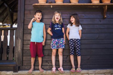 İki kız ve erkek arkadaşları, yazın tadını çıkarıyorlar. Evrensel Çocuk Günü