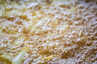 Sıcak yağın yakın çekimi, kızartma kızartması.