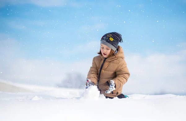 男孩玩得开心，在外面玩，被雪包围. — 图库照片