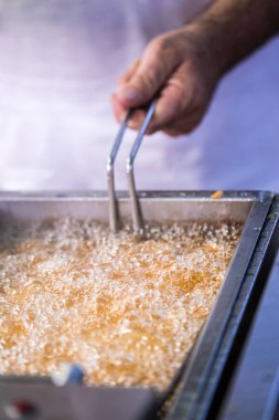 Kızartma makinesinde kaynayan yağın yakın çekimi, kızartma kızartması..