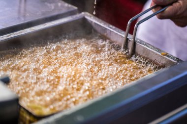 Kızartma makinesinde kaynayan yağın yakın çekimi, kızartma kızartması..