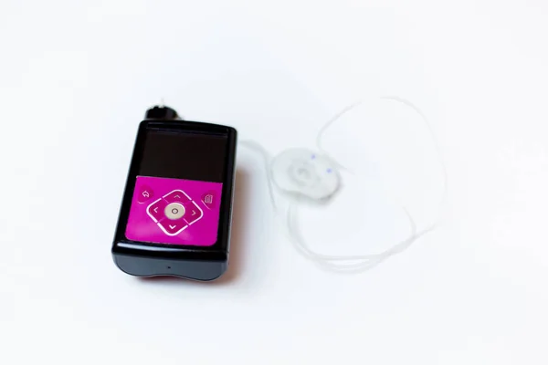 Beyaz arkaplanda sürekli glikoz monitörü izole edildi. Diyabet