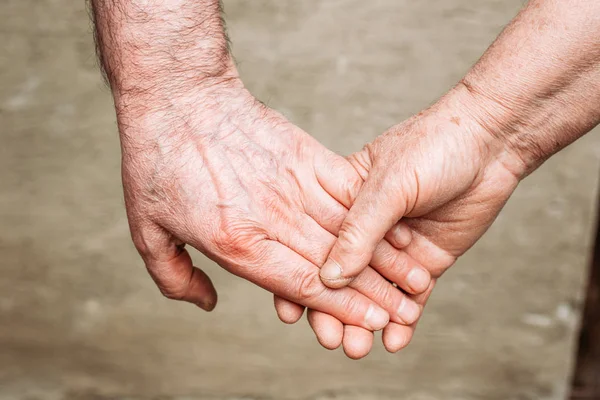 Photo rapprochée de personnes âgées se tenant la main. gestes de la main, amour, soins — Photo