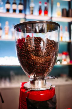 İçinde kahve çekirdekleri olan espresso makinesi. Kafe, kafe.