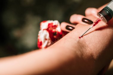 Eroini şırıngayla enjekte etme, uyuşturucu bağımlılığı. Madde bağımlılığı