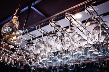 Kafe barında çiğ bardaklar. Gece hayatı konsepti