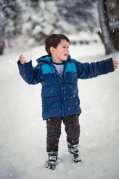 Söt Pojke Som Leker Glatt Med Snö Vintertid Barnaktivitet — Stockfoto