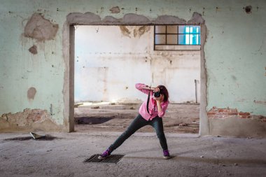 Fotoğrafçıların içinde duran kız fotoğraf çekiyor, boş fabrika binası..