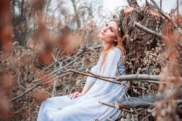 Retrato de hermosa chica de ojos azules en vestido blanco, que parece un hada — Foto de Stock