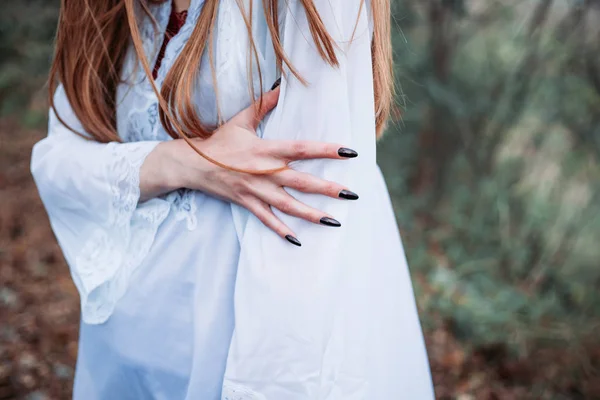 Foto de cerca de la mano de la mujer con uñas largas y negras. Estilo emo gótico — Foto de Stock