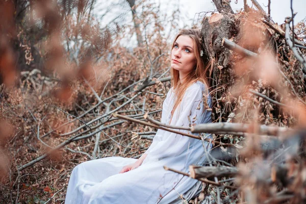 Hermosa chica de ojos azules en vestido blanco, que parece un hada. Vibras retro — Foto de Stock