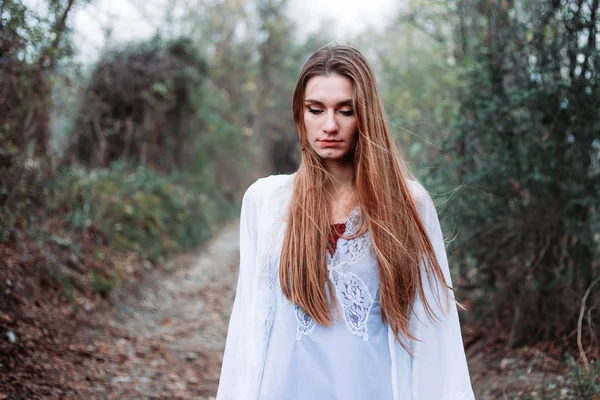 Hermosa chica de ojos azules en camisón blanco, que parece un hada. Vibras retro — Foto de Stock