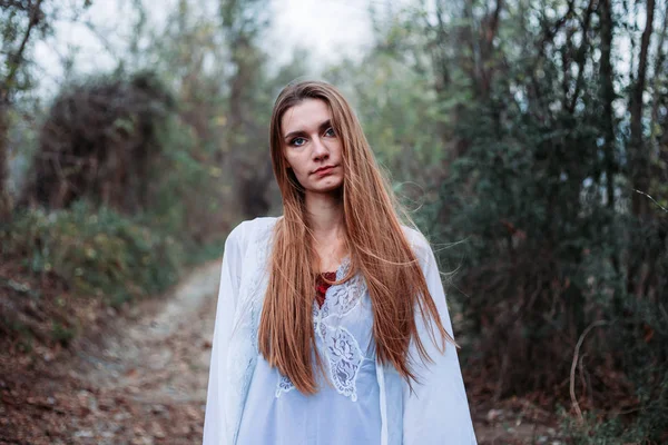 Retrato al aire libre de hermosa chica en camisón blanco, que parece un hada . — Foto de Stock