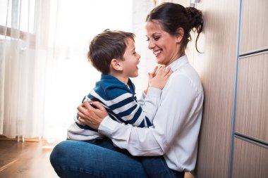 Anne ve oğlu birbirlerine sevecen davranıyorlar. Anne çocuk ilişkisi