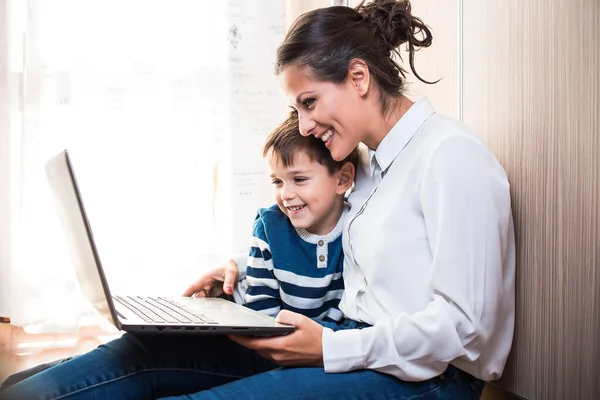 Anne ve oğlu, yerde oturmuş dizüstü bilgisayara bakıyorlardı. Birisiyle görüntülü konuşma