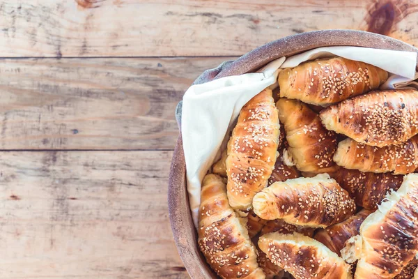 Rotoli Mezzaluna Sul Tavolo Legno Croissant Fatti Casa Spazio Testo — Foto Stock