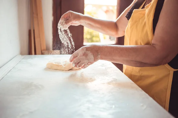 Weibliche Hände, deren Oberfläche schwimmt. Prozess der Herstellung von Croissant-Rollen — Stockfoto