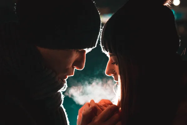Jeune couple tenant la main, les réchauffant. La nuit. temps froid — Photo