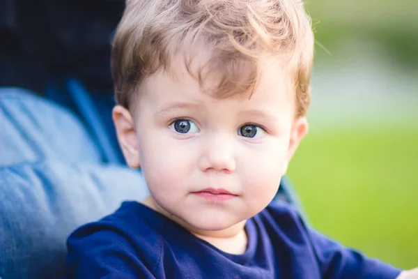 Bonito menino loiro em camiseta azul com belos olhos azuis . — Fotografia de Stock