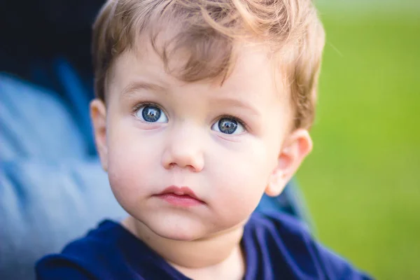 Bonito menino loiro em camiseta azul com belos olhos azuis . — Fotografia de Stock