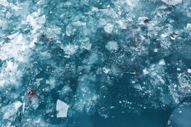 Denizde buzlar eriyor. Küresel ısınma, iklim değişikliği kavramı. Dünya günü