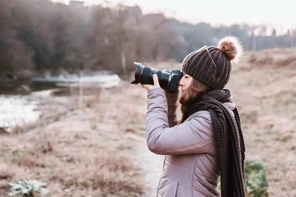 Female photographer talking pictures outdoor with camera. Nature photography — Stock Photo, Image