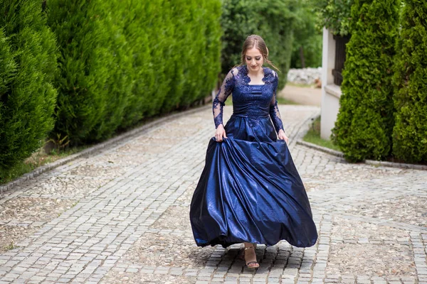 Schöne Mädchen in glamourösem ultramarinem Kleid. Bereit für ihren Abschlussball. — Stockfoto