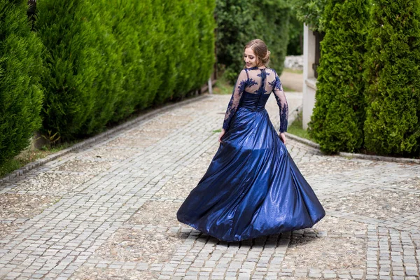 Beautiful girl in glamorous ultramarine dress. Ready for her prom night. — Stock Photo, Image