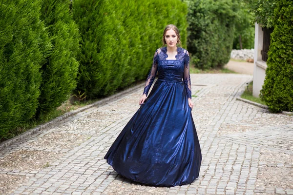 Mooi meisje in glamoureuze ultramarijn jurk. Klaar voor haar schoolbal avond. — Stockfoto