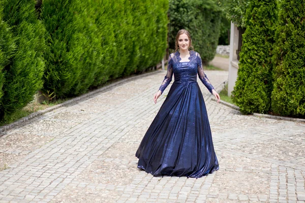 Hermosa chica en glamuroso vestido de ultramar. Listo para su fiesta de graduación. —  Fotos de Stock