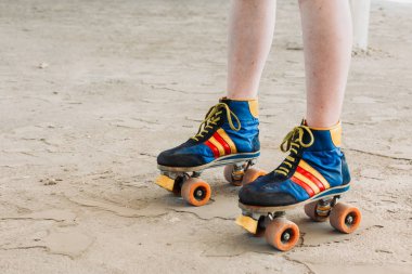 Retro renkli patenlerin yakın çekimde çekilmiş fotoğrafı. 80 'lerin modası