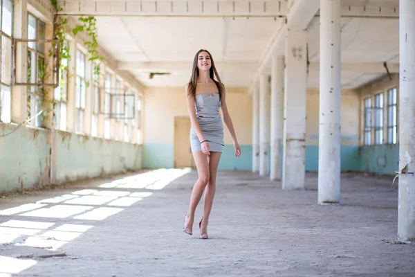 Menina Bonita Prata Vestido Curto Branco Moda Adolescente — Fotografia de Stock