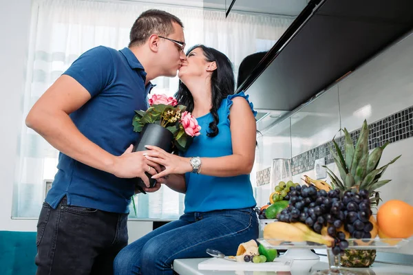 Husband Giving Bouquet Roses His Wife Kiss Valentines Day Gift — Stockfoto