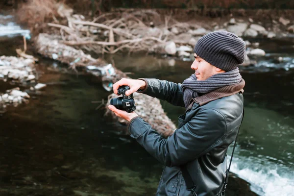 Männliche Fotograf Spricht Bilder Freien Mit Kamera Naturfotografie — Stockfoto