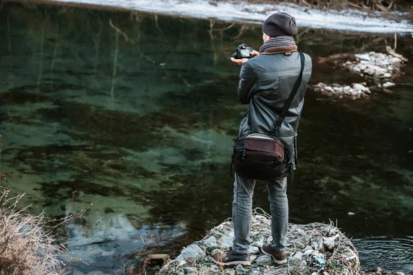 Männliche Fotograf Spricht Bilder Freien Mit Kamera Naturfotografie — Stockfoto