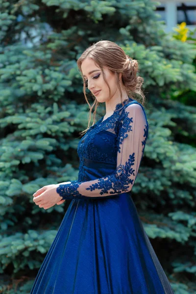 Gyönyörű tini lány gyönyörű ultramarin szalagavató ruha bál ruha. — Stock Fotó